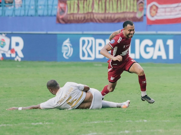 Pemain PSM Makassar, Victor Luiz dihadang pemain Arema FC