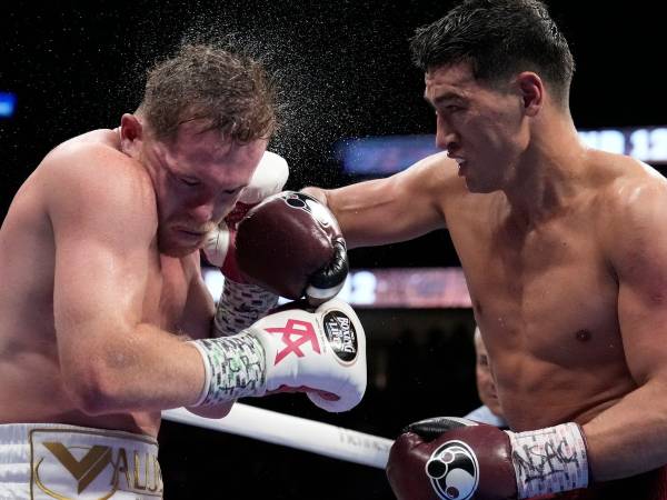 Canelo Alvarez (kiri) sangat ingin membalas dendam kekalahannya dari Dmitry Bivol pada Mei 2022. (Foto: AP)