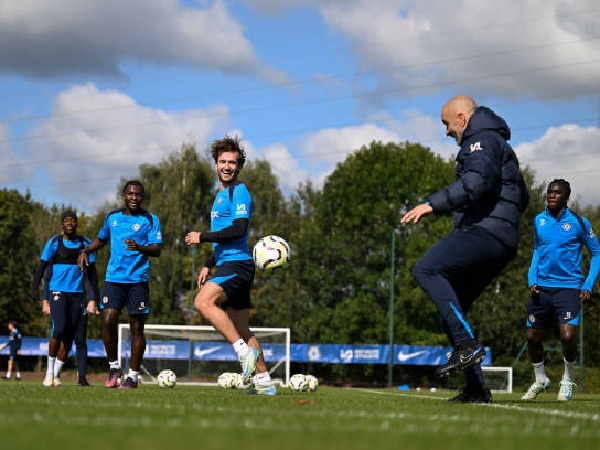 Ben Chilwell terlihat bersama pelatih kepala Chelsea, Enzo Maresca