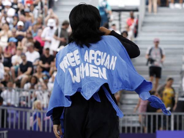 Seruan untuk membebaskan perempuan Afghanistan juga berkumandang di arena Olimpiade Paris. (Foto: AFP)