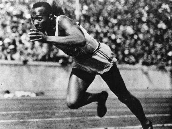 Jesse Owens beraksi di Olimpiade Berlin 1936. (Foto: EPA)