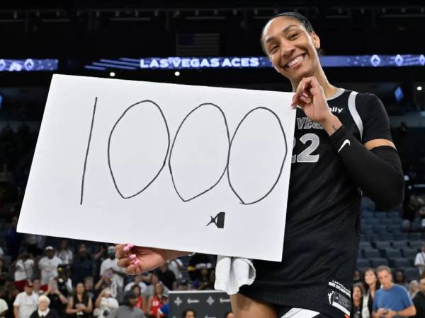 A'ja Wilson berpose dengan karton bertuliskan “1.000” untuk merayakan raihan 1.000 poinnya musim ini. (Foto: AP)