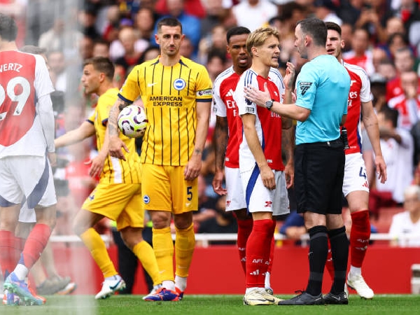 Wasit Chris Kavanagh memimpin laga Arsenal vs Brighton dengan cukup kontoversial