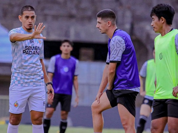 Caretaker Semen Padang FC, Hengki Ardiles memimpin latihan timnya