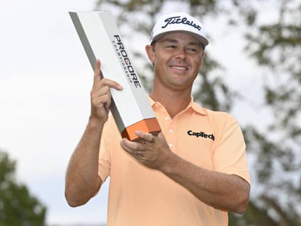 Patton Kizzire berpose dengan trofi Procore Championship. (Foto: Golf Digest)