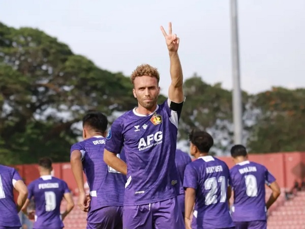 Gelandang Persik Kediri, Ze Valente merayakan gol ke gawang Persita Tangerang