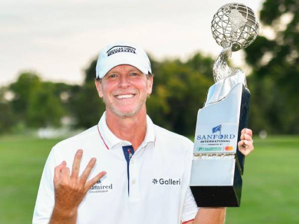 Steve Stricker berpose dengan trofi Sanford International sambil mengacungkan tiga jari tanda hattrick gelar. (Foto: Golf Digest)