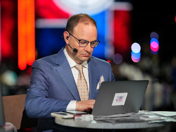 Adrian Wojnarowski berhenti sebagai jurnalis olahraga.