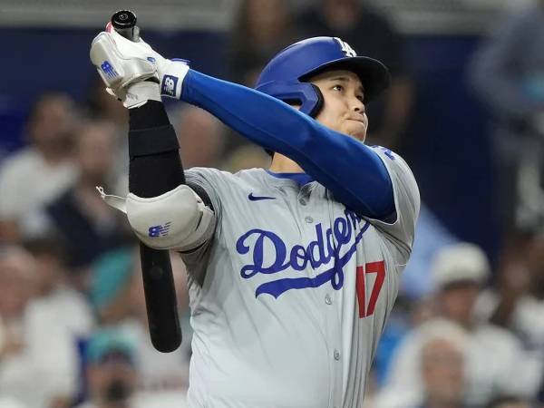 Bintang Dodgers Shohei Ohtani memukul home run ke-48 musim ini di inning ketiga versus Marlins pada Selasa (17/9). (Foto: AP)