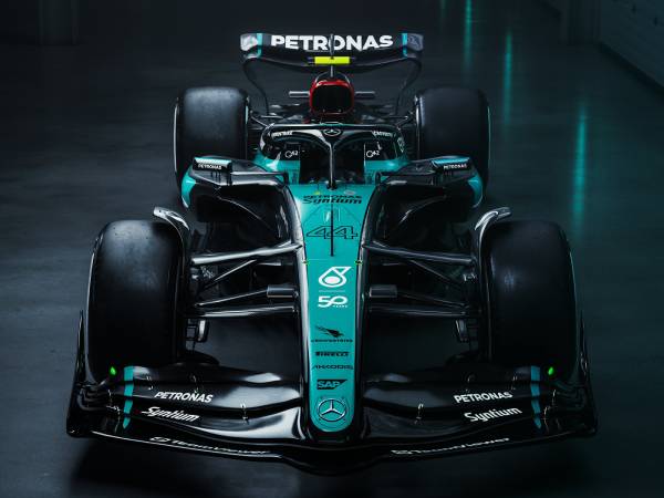 Di Grand Prix Singapura, mobil W15 akan berwarna perak pada hidung dan sidepod dengan warna hijau zamrud milik Petronas. (Foto: Mercedes)