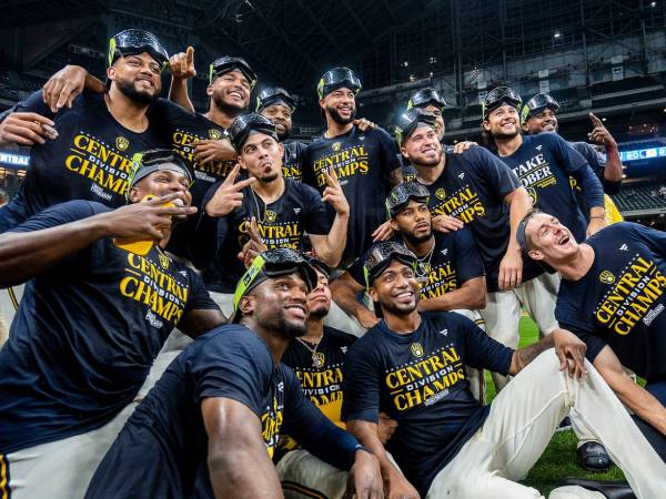 Para pemain Milwaukee Brewers merayakan sukses menjuarai divisi National League Central. (Foto: AP)