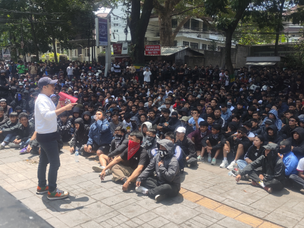 Bobotoh turun ke jalan, dampak dari aksi intimidasi dari karyawan PT PBB dan pemain Persib kepada Bobotoh