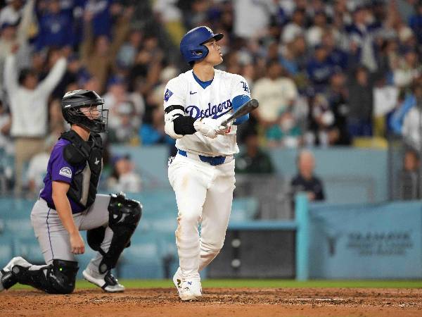 Shohei Ohtani beraksi saat Dodgers menghadapi Colorado Rockies pada Jumat (20/9). (Foto: AP)