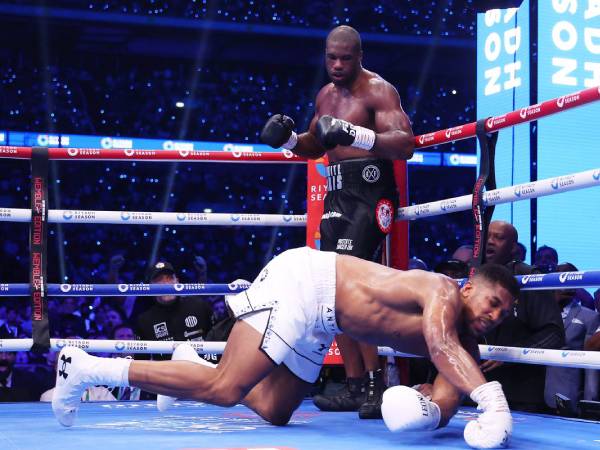 Daniel Dubois menyaksikan Anthony Joshua terkapar di atas kanvas pada ronde kelima. (Foto: AP)