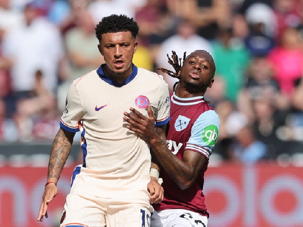 Bek kanan West Ham United, Aaron Wan-Bissaka, berduel dengan Jadon Sancho dari Chelsea