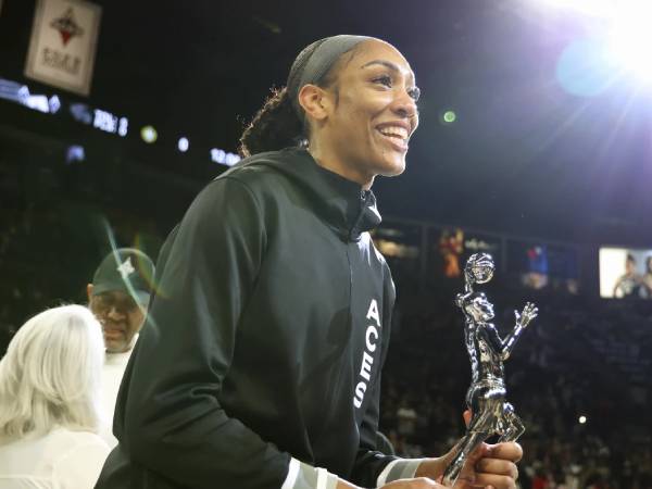 A'ja Wilson memamerkan trofi MVP 2024 sebelum pertandingan melawan Seattle Storm pada Minggu (22/9). (Foto: AP)