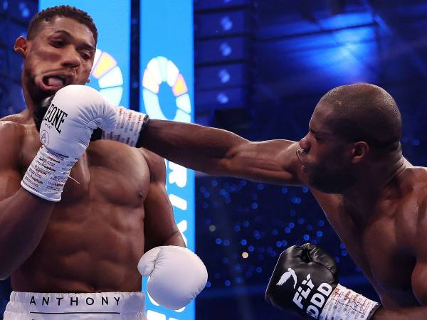 Anthony Joshua (kiri) dibuat babak belur oleh Daniel Dubois. (Foto: AP)