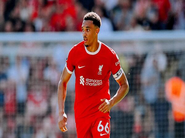 Trent Alexander-Arnold bercita-cita ingin menjadi kapten masa depan Liverpool, sekaligus mengisyaratkan kalau ia bakal memperpanjang kontraknya di Anfield / via Getty Images