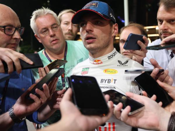 Max Verstappen dikerubuti media usai balapan GP Singapura. (Foto: AP)