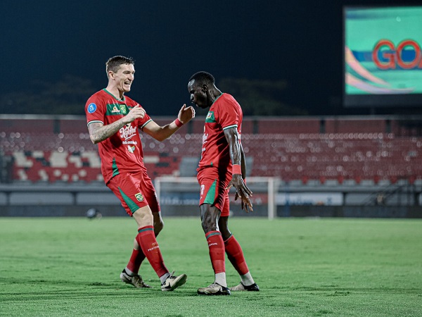 Penyerang Persebaya Surabaya, Flavio Silva merayakan gol pertamanya musim ini