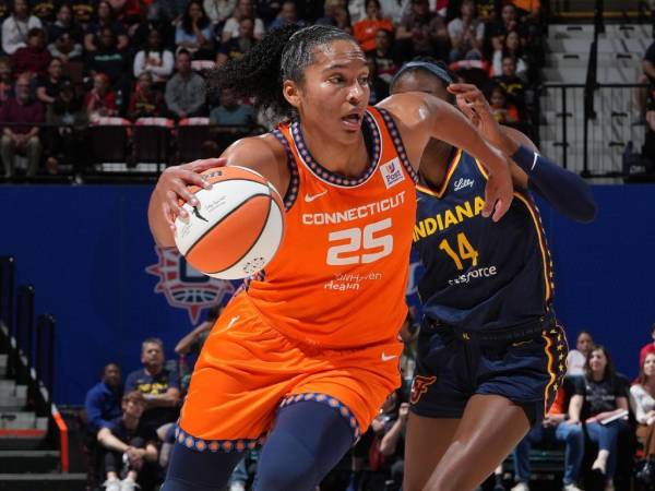 Bintang Connecticut Sun, Alyssa Thomas, beraksi melawan Indiana Fever pada Minggu (22/9). (Foto: AP)