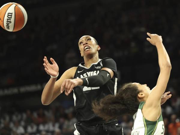 Bintang Las Vegas Aces, A'ja Wilson, memblok tembakan pemain Seattle Storm pada Minggu (22/9). (Foto: AP)