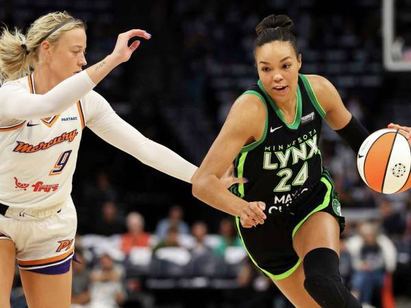 Pemain Minnesota Lynx, Napheesa Collier (kanan), beraksi melawan Phoenix Mercury pada Minggu (22/9). (Foto: AP)