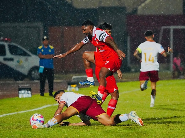 Gelandang Barito Putera, Levy Madinda dihadang pemain Borneo FC