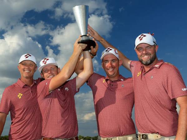 Cameron Smith dan rekan-rekannya di Ripper berpose dengan trofi juara setelah memenangi kejuaraan tim LIV Golf League. (Foto: Golf Digest)