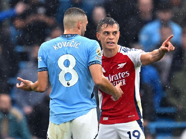 Leandro Trossard mendapatkan kartu merah di laga Arsenal melawan Manchester City