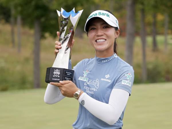 Lydia Ko berpose dengan trofi Kroger Queen City Championship. (Foto: Golf Digest)