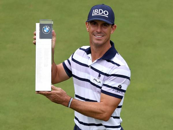 Billy Horschel berpose dengan trofi BMW PGA Championship. (Foto: Golf Digest)