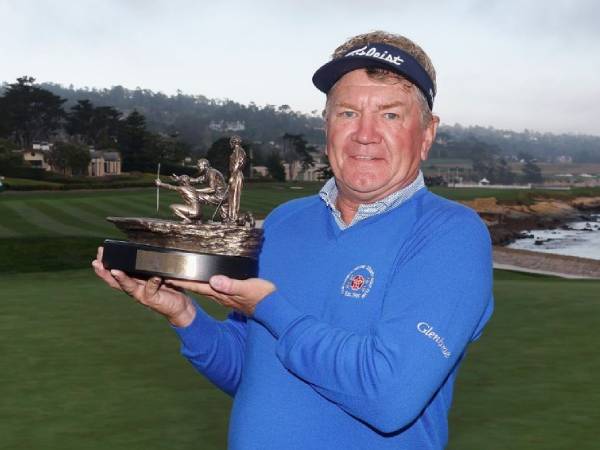 Paul Broadhurst berpose dengan trofi Pure Insurance Championship. (Foto: Golf Digest)