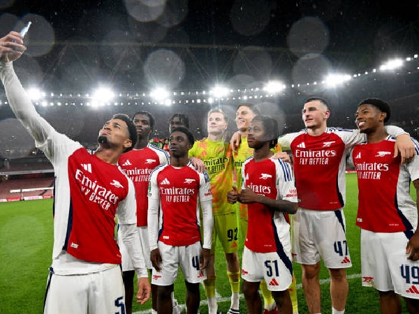 Sejumlah pemain akademi Arsenal berfoto setelah kemenangan atas Barrow di Carabao Cup