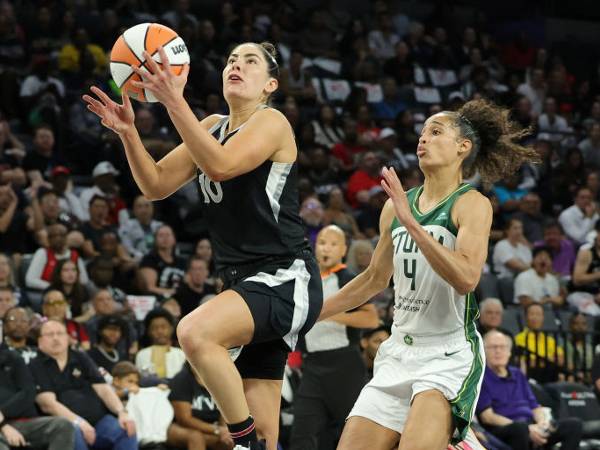 Pemain Las Vegas Aces, Kelsey Plum (kiri) beraksi melawan Seattle Storm pada Selasa (24/9). (Foto: AP)