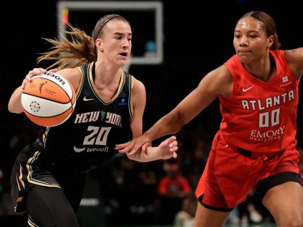 Pemain New York Liberty, Sabrina Ionescu (kiri) beraksi melawan Atlanta Dream pada Selasa (24/9). (Foto: AP)