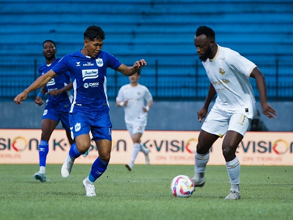 Penyerang Arema FC, Charles Lokolingoy berupaya melewati pemain PSIS Semarang