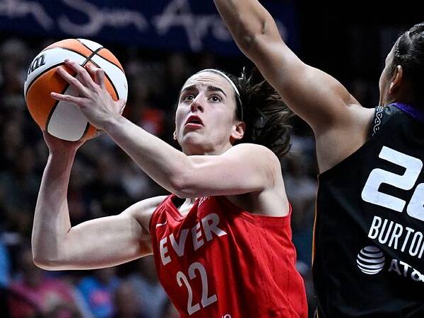 Caitlin Clark memainkan laga terakhirnya musim ini melawan Connecticut Sun di putaran pertama playoff WNBA. (Foto: AP)