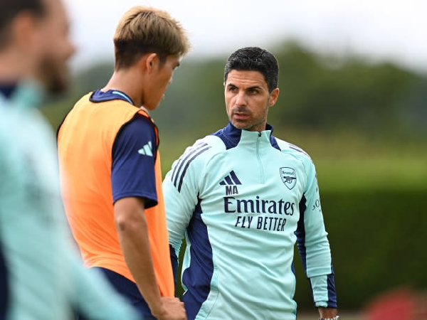 Takehiro Tomiyasu dan manajer Arsenal, Mikel Arteta