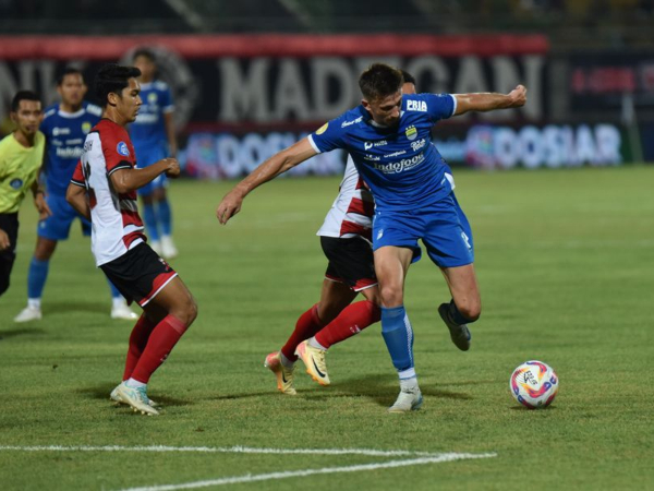 Persib ditahan imbang Madura United dengan skor 2-2