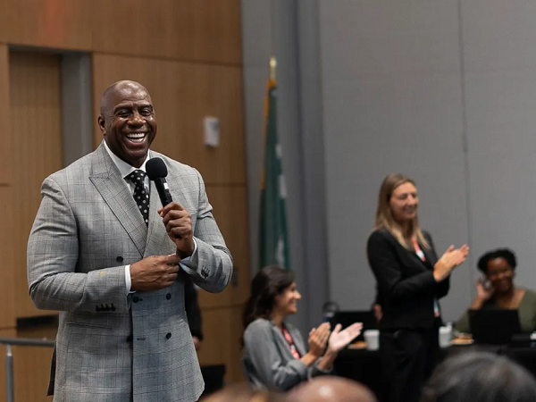 Magic Johnson beri balasan kritik yang menohok pada Anthony Edwards.