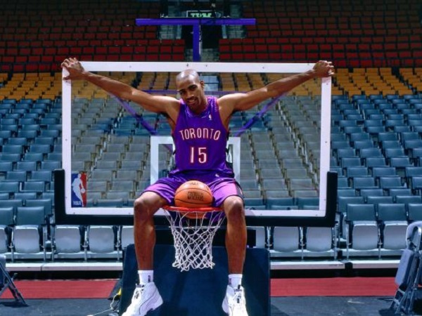 Vince Carter emosional saat tahu nomornya akan dipensiunkan Toronto Raptors.