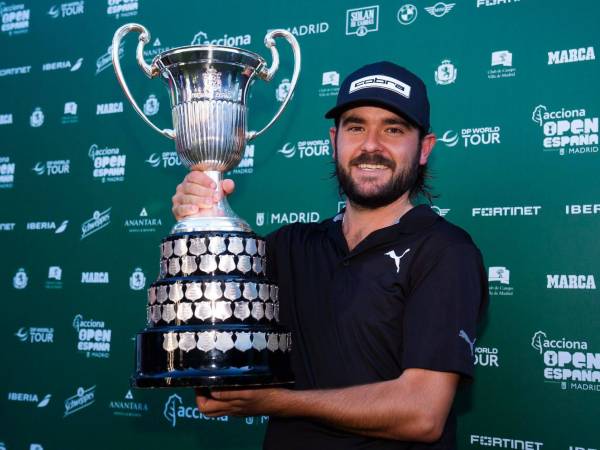 Angel Hidalgo berpose dengan trofi Spanyol Terbuka. (Foto: Golf Digest)