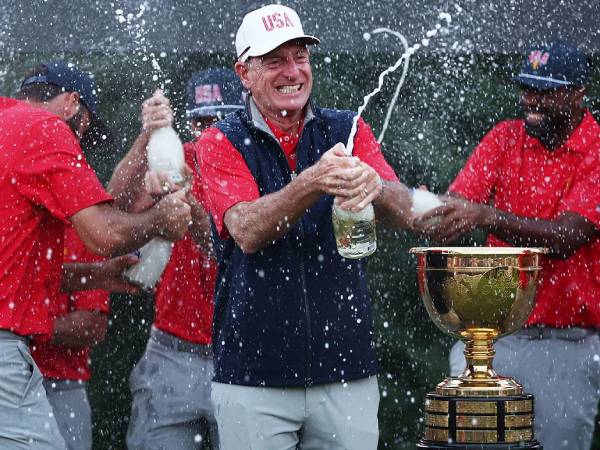 Kapten AS Jim Furyk merayakan sukses timnya memenangi Piala Presiden 2024. (Foto: AP)