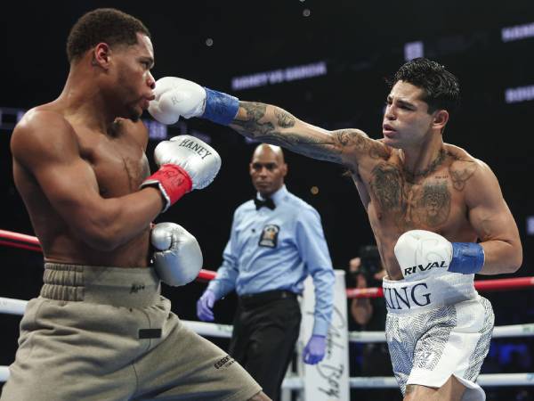 Devin Haney (kiri) dan Ryan Garcia bertarung pada April lalu. (Foto: AP)