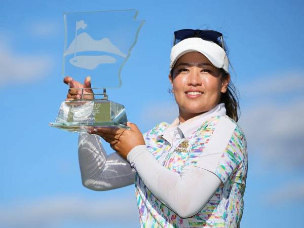 Jasmine Suwannapura berpose dengan trofi Walmart NW Arkansas Championship. (Foto: Golf Digest)