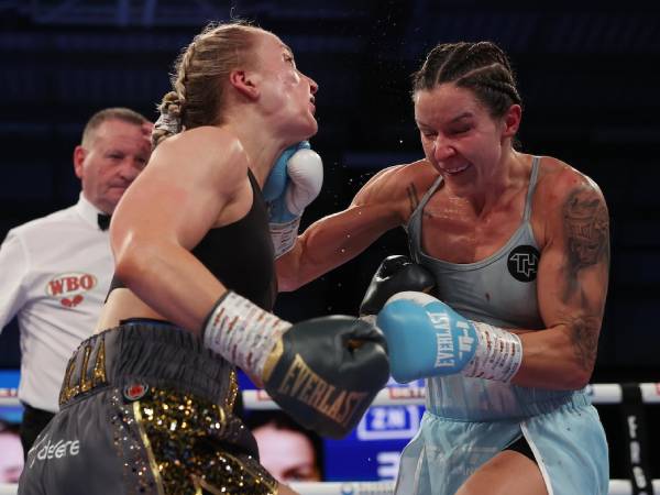 Terri Harper (kanan) mendominasi juara bertahan Rhiannon Dixon. (Foto: Fight TV)