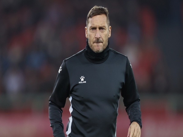 Kapten legendaris AS Roma yaitu Francesco Totti, buka suara soal pergantian pelatih yang baru saja terjadi di tubuh tim serigala ibukota / via Getty Images