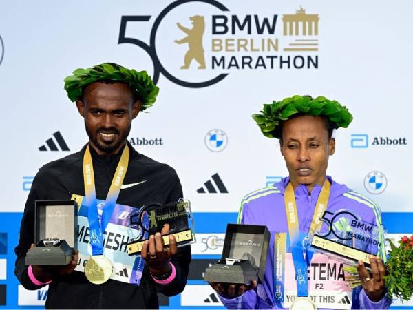 Milkesa Mengesha (kiri) dan Tigist Ketema, juara kategori putra-putri Maraton Berlin ke-50. (Foto: AFP)