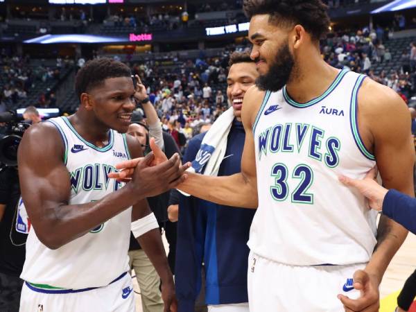 Anthony Edwards (kiri) dan Karl-Anthony Towns. (Foto: AP)